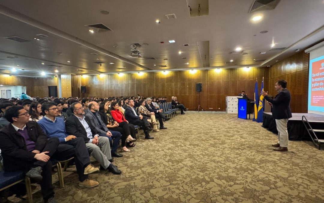 Bienvenida 2025: Director de Relaciones Institucionales de Codelco dictó Charla Magistral a estudiantes de la Escuela de Ciencias y Tecnologías del Campus Los Ángeles