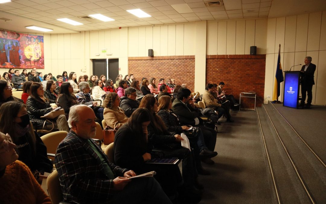 En una charla equipos directivos y docentes de la zona se reunieron para actualizar su conocimiento sobre el Marco para la Buena Enseñanza MBE.