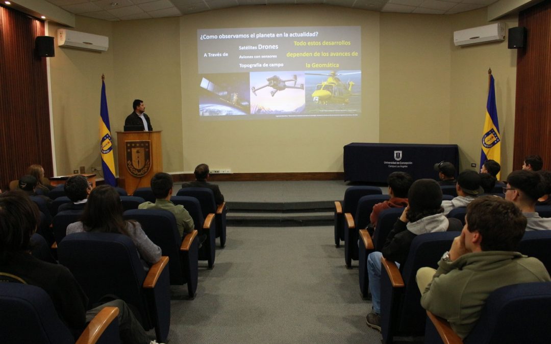 Ex alumno del Campus Los Ángeles lideró charla magistral de bienvenida para Ingeniería Geomática