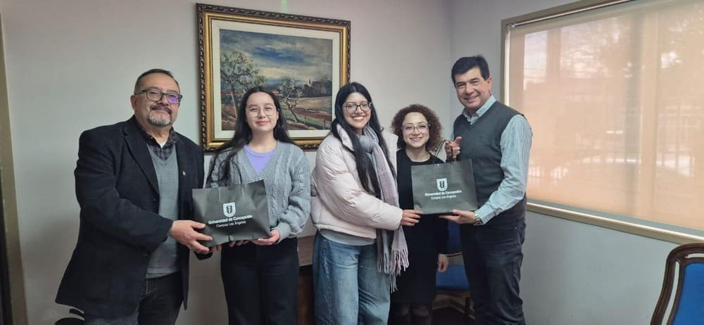 Dos estudiantes pasantes compartieron su experiencia en los laboratorios de Ingeniería en Biotecnología Vegetal