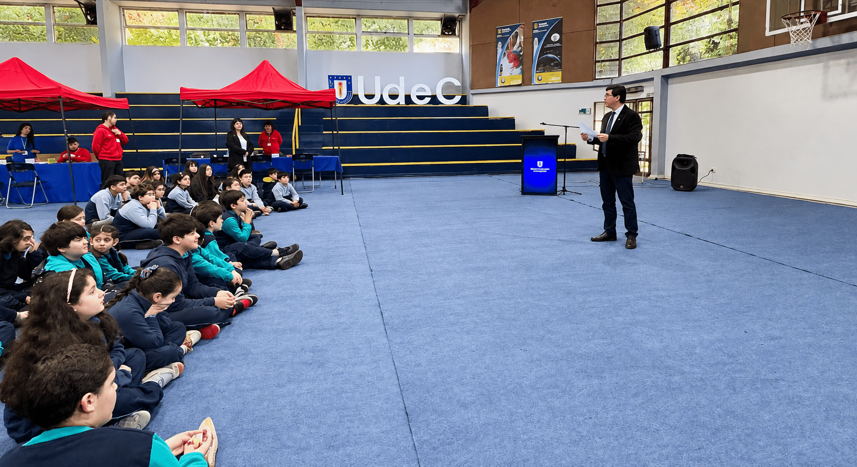 Discurso en el gimnasio escolar