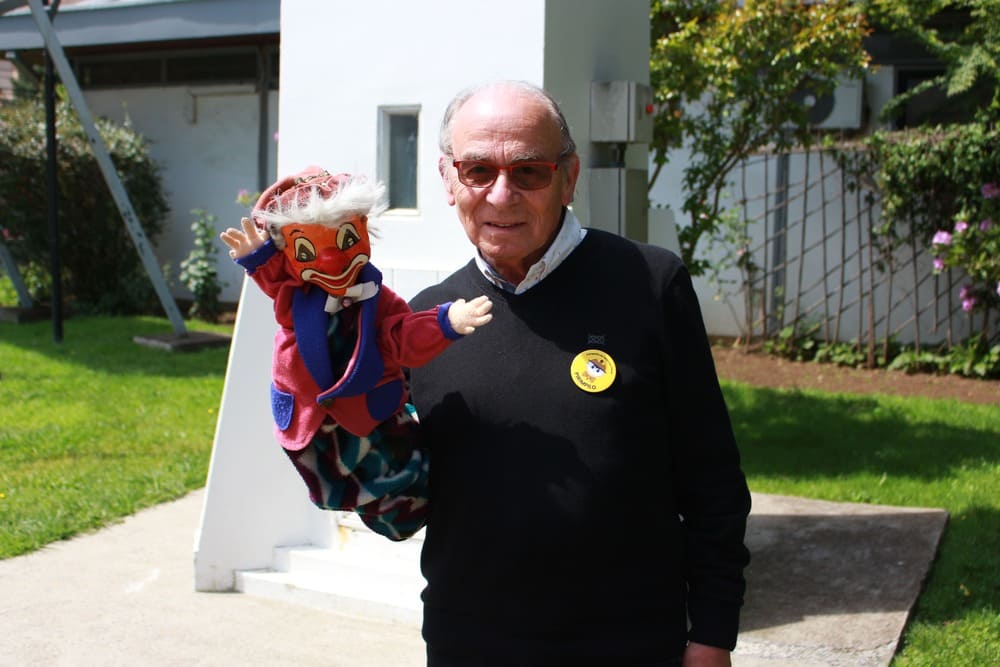 “Algo ocurre en el alma”: Profesor y titiritero de casi 70 años de experiencia compartió su historia en el Campus Los Ángeles